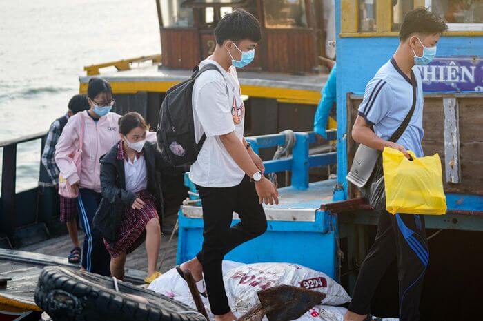 Những học sinh đầu tiên của TP.HCM trở lại trường 44 Những học sinh đầu tiên của TP.HCM trở lại trường 14