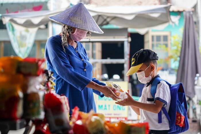 Những học sinh đầu tiên của TP.HCM trở lại trường 49 Những học sinh đầu tiên của TP.HCM trở lại trường 19