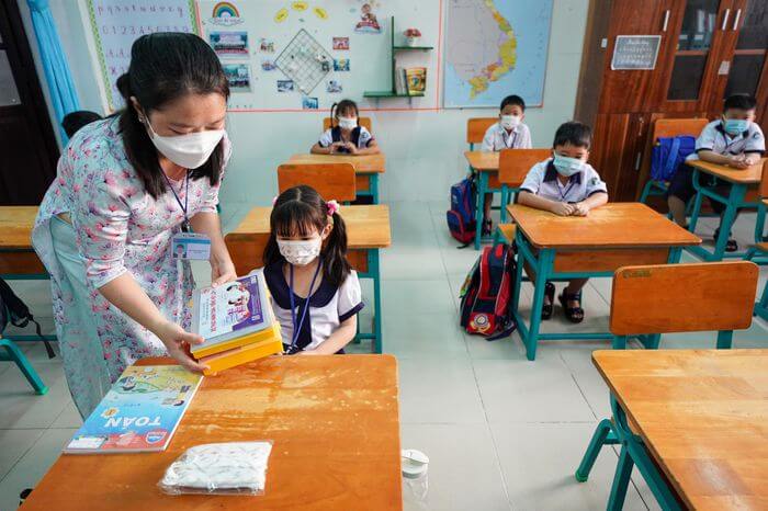 Những học sinh đầu tiên của TP.HCM trở lại trường 5