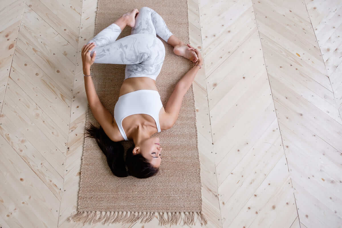 6 Tư thế yoga giúp bạn cải thiện chứng đau lưng, đầy hơi khi ngồi quá nhiều 39 Supta Matsyendrasana 1