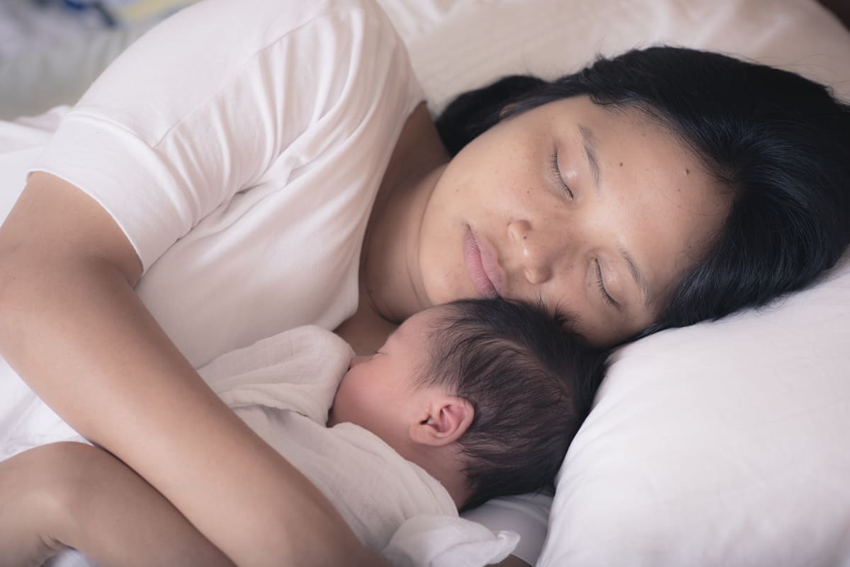 Hội chứng đột tử ở trẻ sơ sinh và cách giúp ba mẹ bảo vệ con hiệu quả 39 Hội chứng đột tử ở trẻ sơ sinh ngủ với mẹ