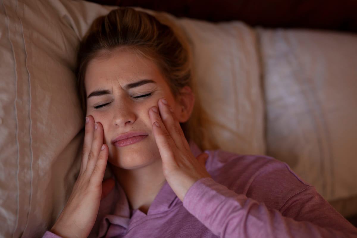 Vì sao chúng ta thường dễ nghiến răng khi ngủ? 36 đau do nghiến răng khi ngủ