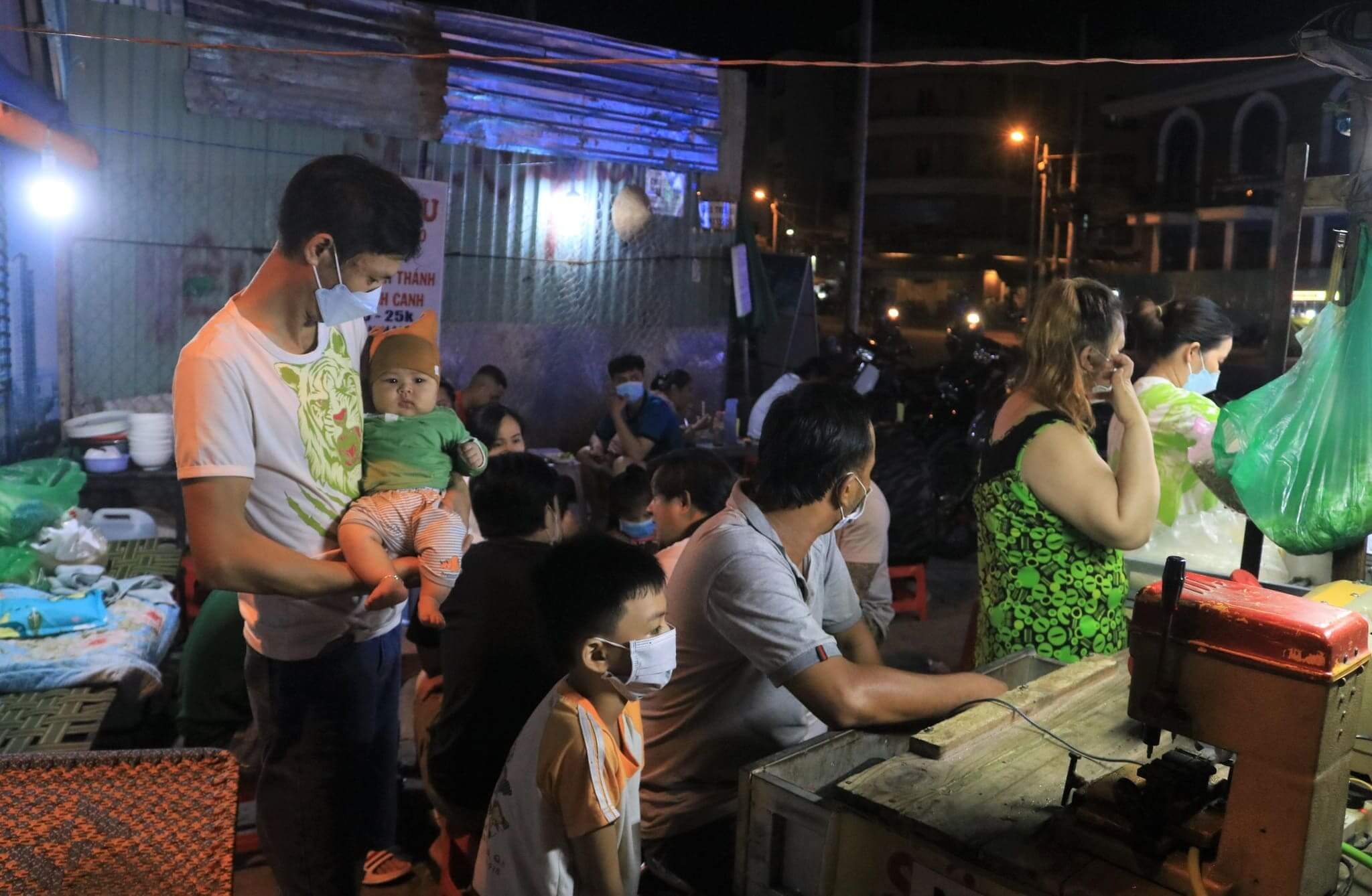 Xe hủ tiếu gõ có em bé 2 tháng tuổi và sự hào sảng của người Sài Gòn 36 hào sảng của người Sài Gòn
