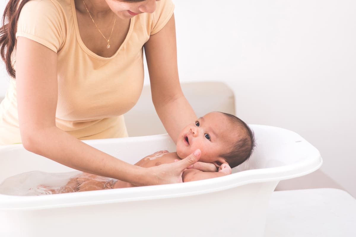 Tắm cho trẻ sơ sinh, mẹ không thể bỏ qua các lưu ý này! 36 tắm cho trẻ sơ sinh
