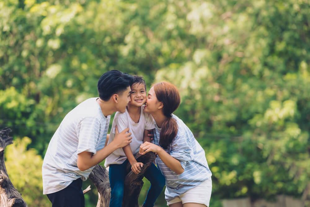 ba mẹ và con