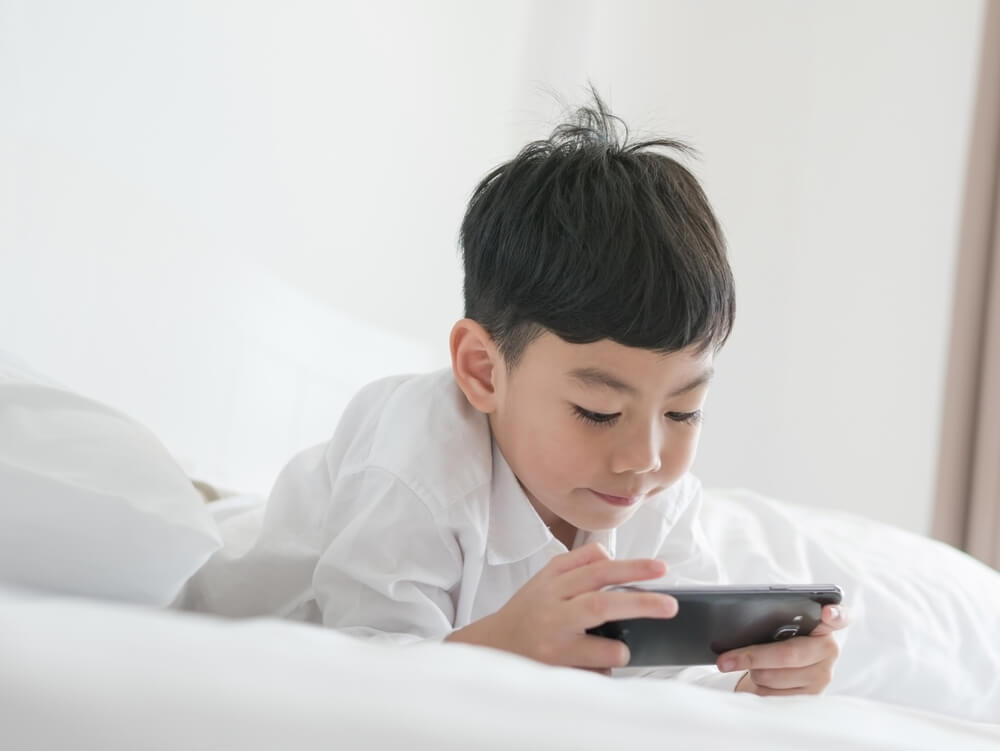 Giáo dục công nghệ: Lưu ý gì trước khi thêm ứng dụng mới vào điện thoại của con? 37 trẻ chơi điện thoại