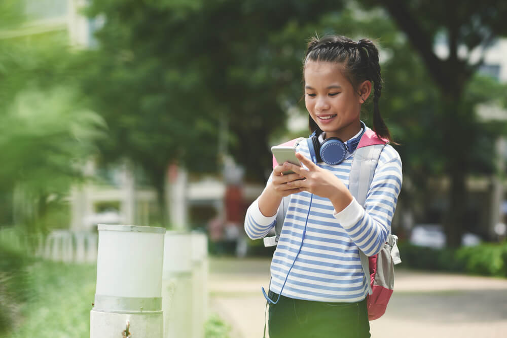 Giáo dục công nghệ: Lưu ý gì trước khi thêm ứng dụng mới vào điện thoại của con? 36 trẻ sử dụng điện thoại