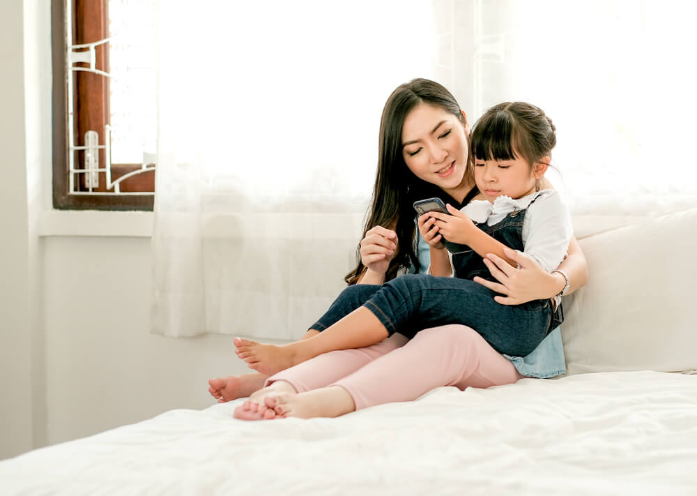 giáo dục công nghệ - trẻ dùng điện thoại