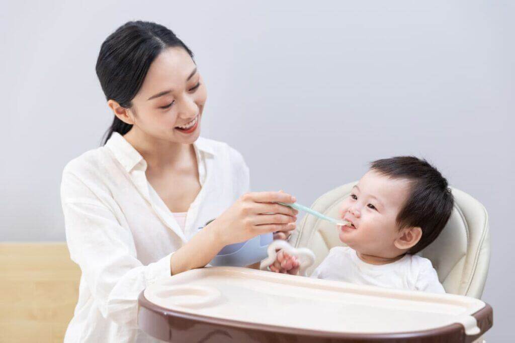 trẻ 8 tháng tuổi
