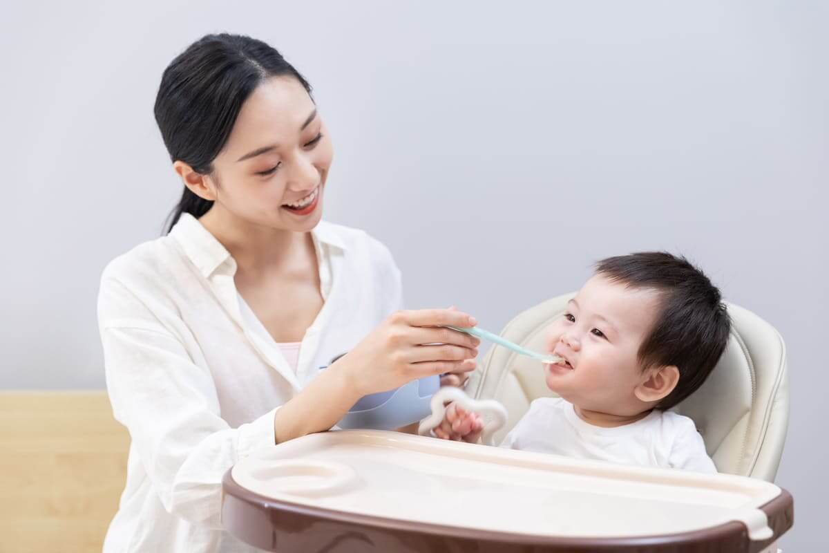 trẻ 8 tháng tuổi