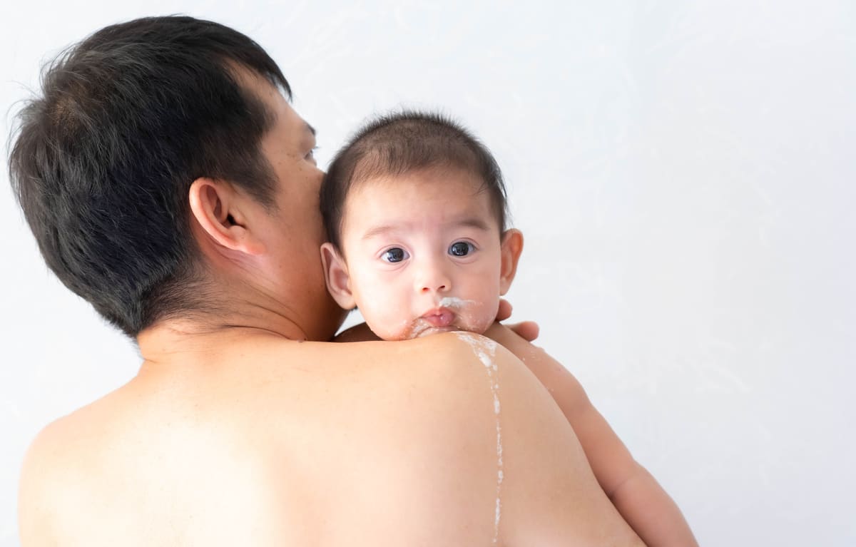 Trẻ bị nôn sau ăn: Dấu hiệu cảnh báo 8 bệnh nguy hiểm 38 trẻ bị nôn sau khi ăn
