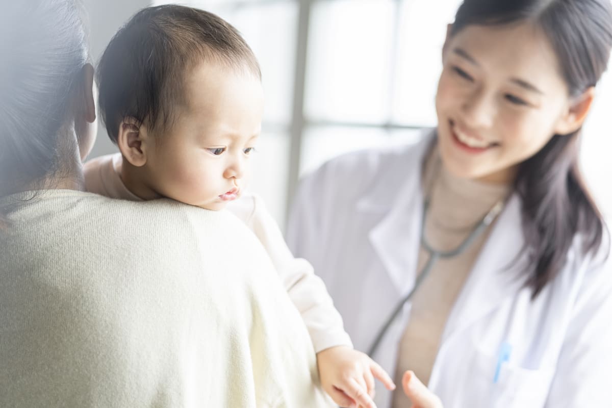 Trẻ bị sổ mũi kéo dài mùa lạnh, bố mẹ nên làm gì? 35 cách điều trị trẻ bị sổ mũi
