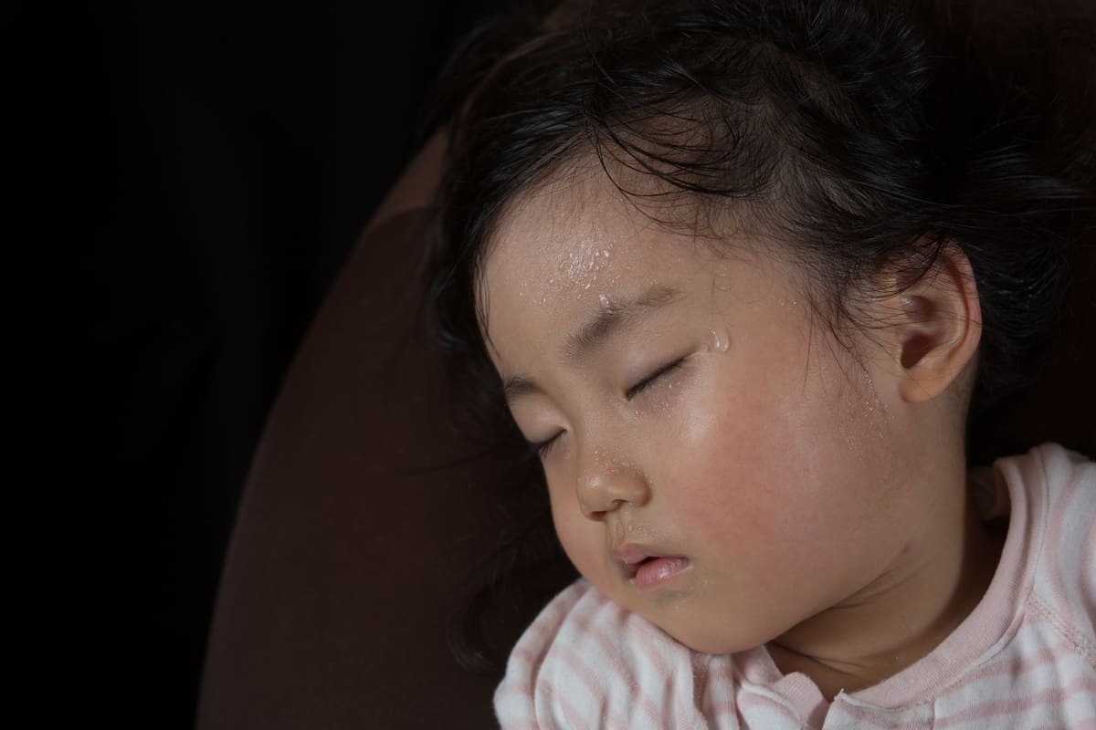 trẻ ra nhiều mồ hôi