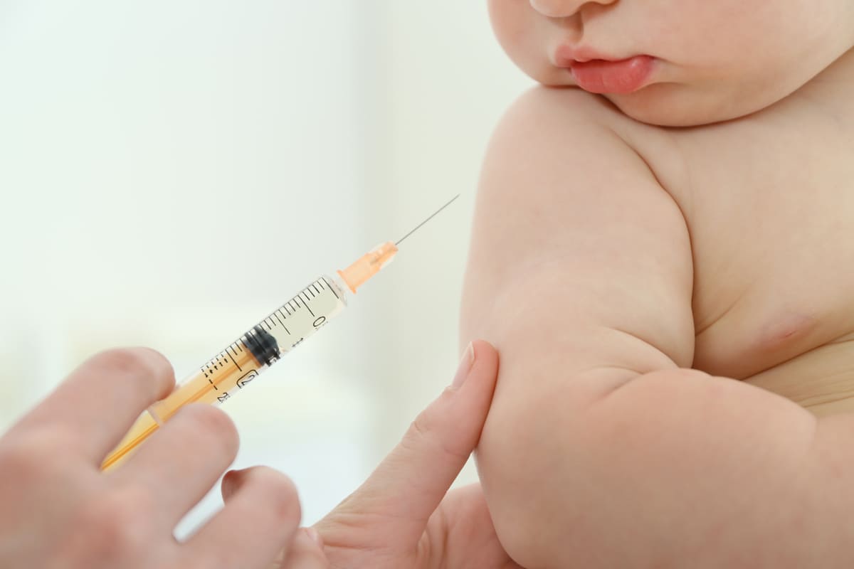 Mẹ hỏi bác sĩ trả lời: Vì sao nên cho trẻ tiêm vaccine 6 trong 1? 36 vaccine 6 trong 1