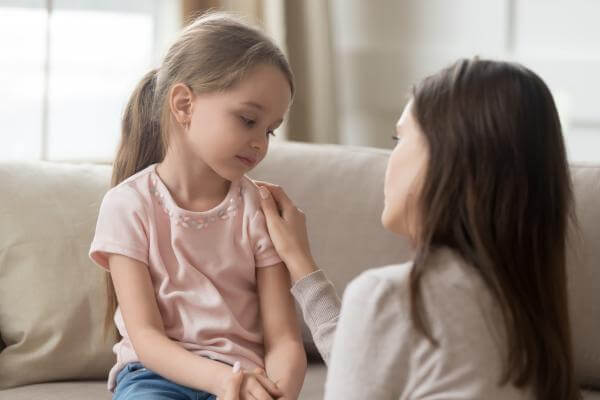 Ba mẹ có biết, khi con phạm lỗi cũng là lúc con cần được yêu thương nhất? 35 con phạm lỗi