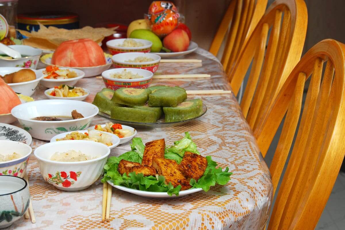 Nàng dâu mới bỏ túi cách chuẩn bị mâm cúng tất niên năm Nhâm Dần này! 42 văn khấn tất niên