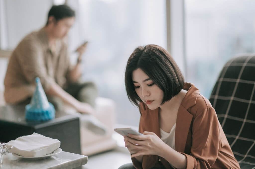 Ngày valentine ý nghĩa của phụ nữ hiện đại phải như thế này! 35 bấm điện thoại