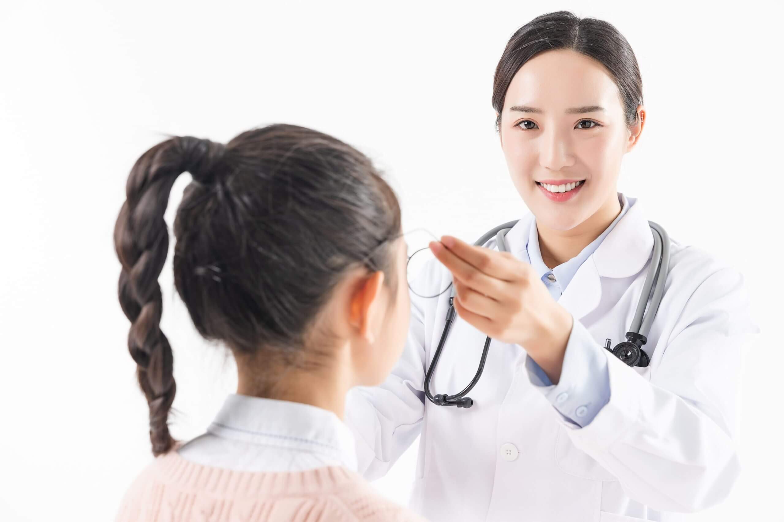 Các dấu hiệu cho thấy trẻ bị cận thị, mẹ không nên chủ quan 37 trẻ bị cận thị
