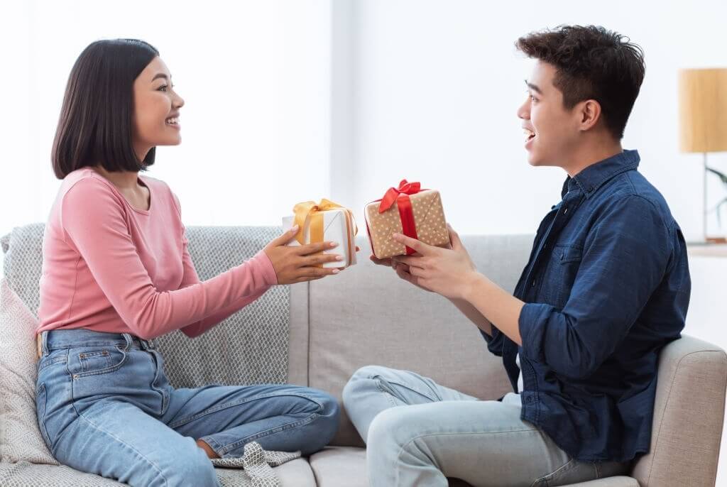 Chàng hay nàng nên ở thế chủ động trong ngày Valentine? 38 trao quà