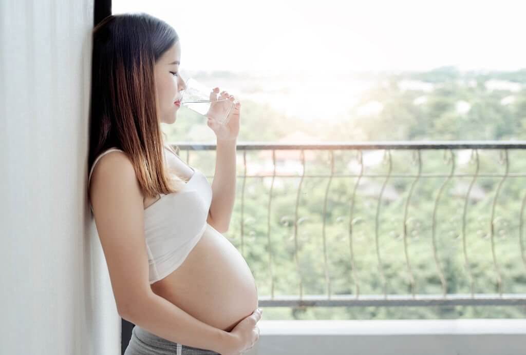 Mẹ bầu ốm nghén nên ăn gì để mẹ lẫn bé cùng khỏe? 41 uống nước