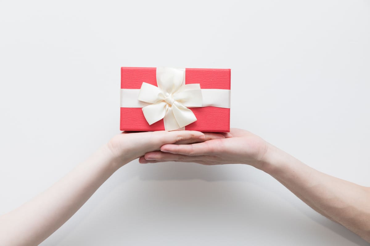 Tặng quà cho chồng, nước cờ cao tay hay quyết định sai lầm? 37 vợ tặng quà cho chồng