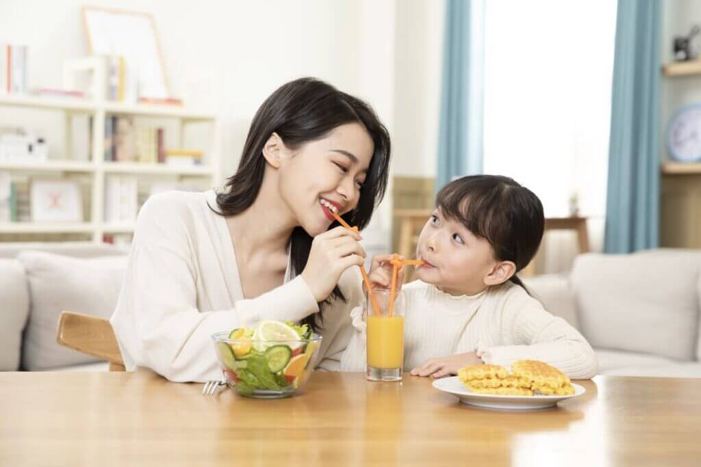 cho trẻ uống nước cam