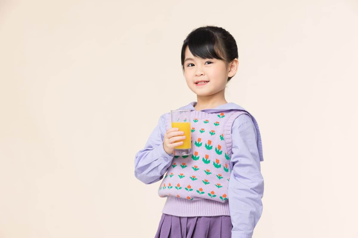 Mỗi ngày trẻ uống nước cam bao nhiêu để tăng sức đề kháng? 38 trẻ uống nhiều nước cam