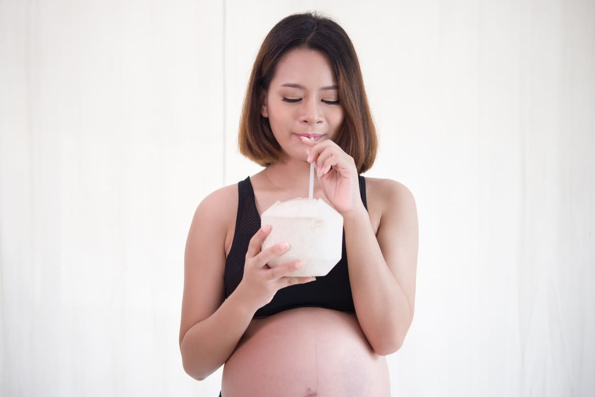 bà bầu uống nước dừa