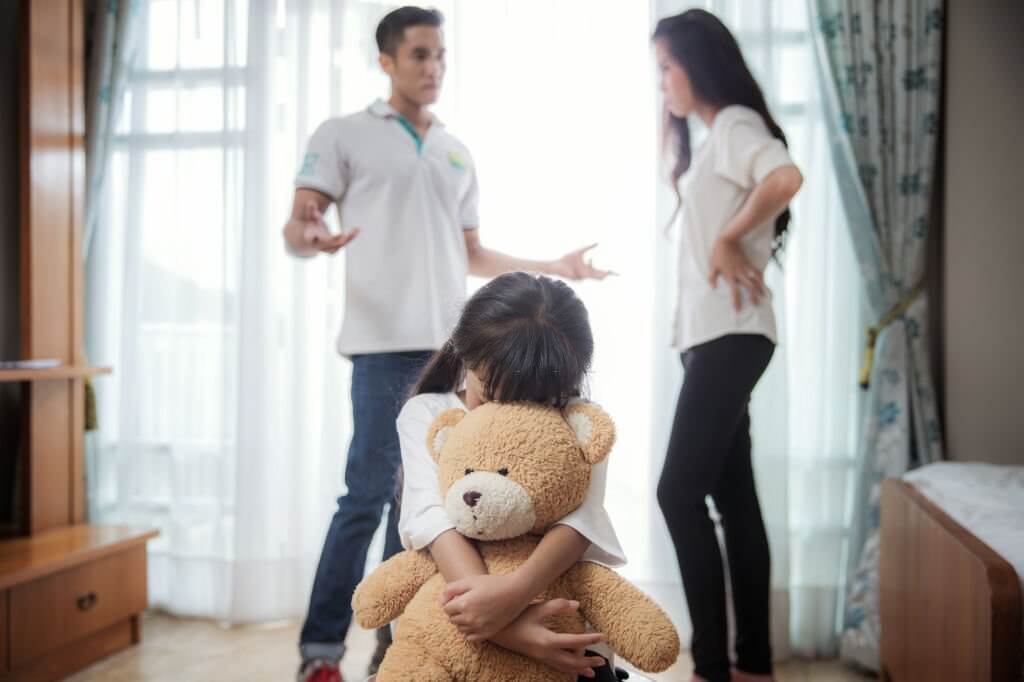 Ba mẹ ly hôn làm sao để nói với con ba mẹ ly hôn