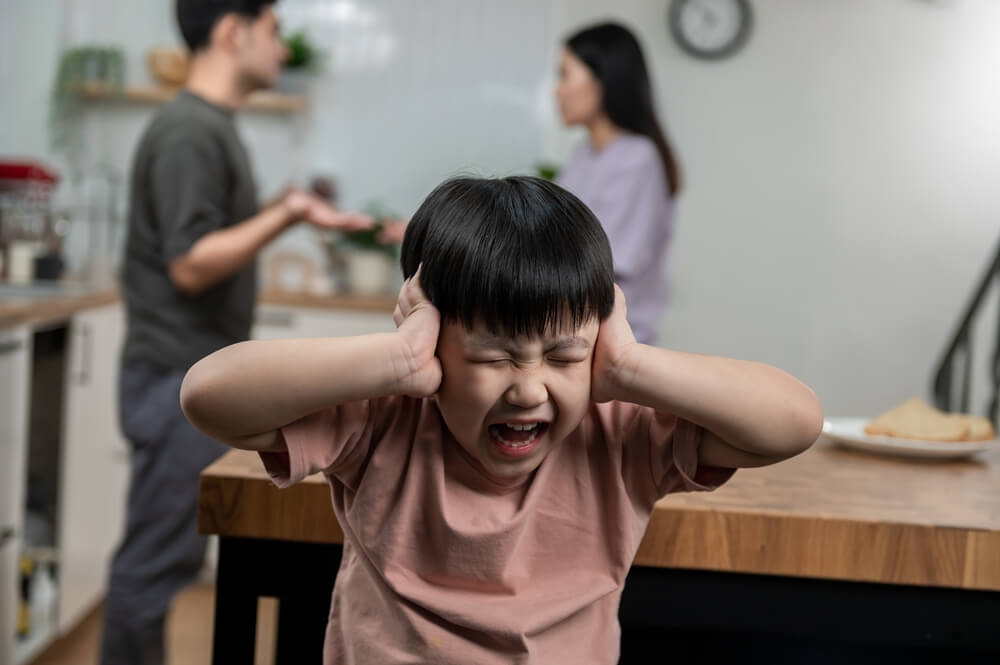 ba mẹ ly hôn, trẻ phải làm sao