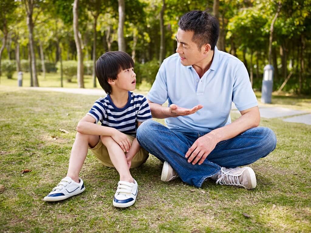Bố nói chuyện với con trai Bố nói chuyện với con trai