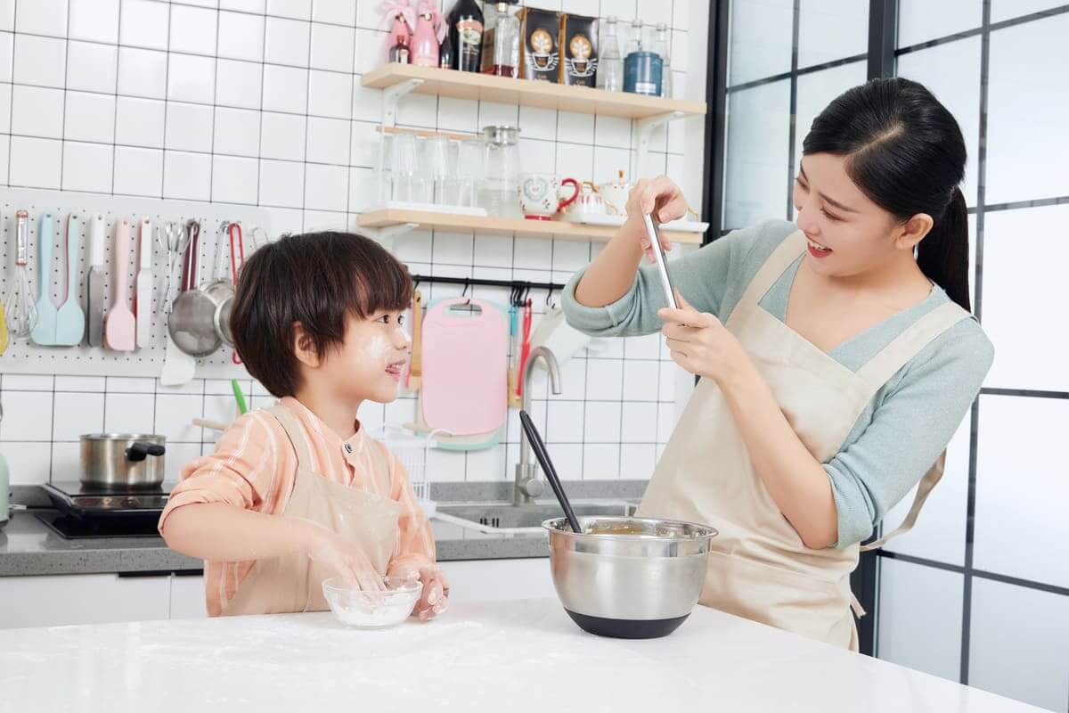 Dạy con làm bếp Trẻ hướng ngoại