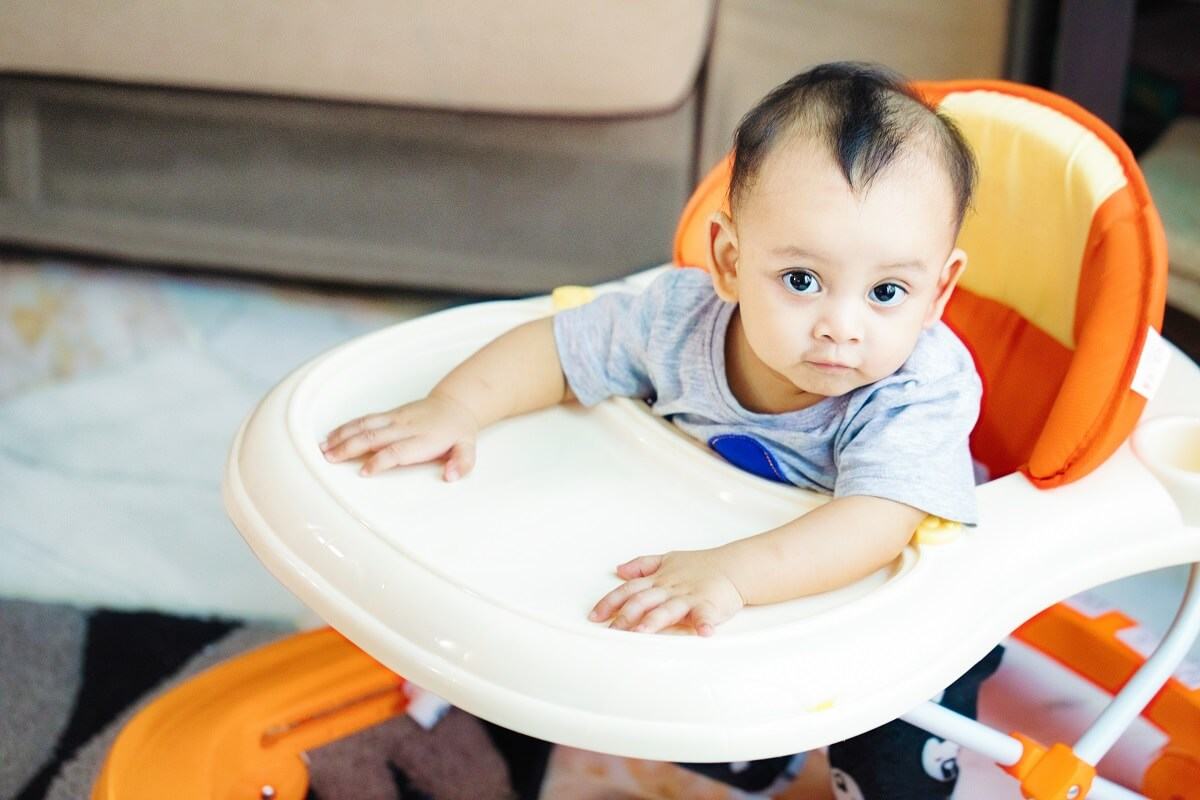 bé ngồi xe tròn tập đi có tốt không bé ngồi xe tròn tập đi có tốt không