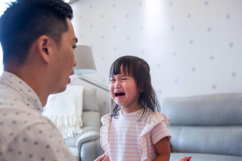 Bé không chịu nghe lời Bé không chịu nghe lời
