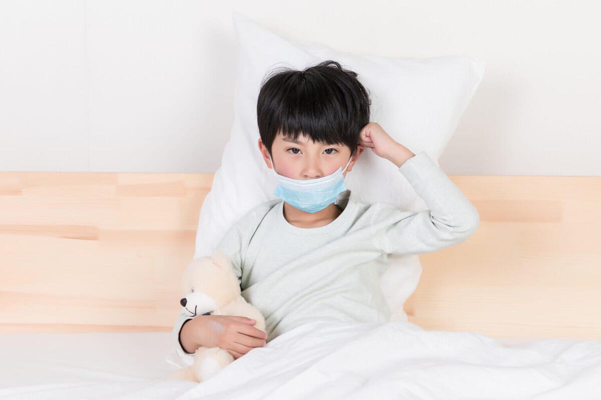 trẻ bị sốt 