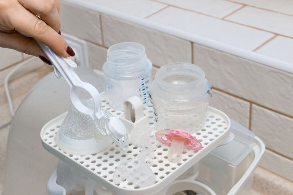 xin sữa mẹ cho con uống từ người lạ có tốt không