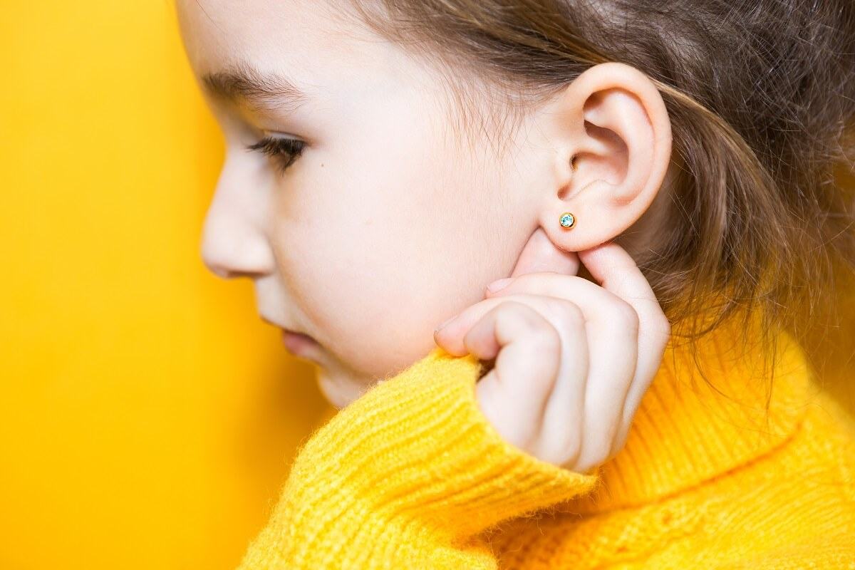 Cách vệ sinh tai sau khi bấm lỗ tai Cách vệ sinh tai sau khi bấm lỗ tai