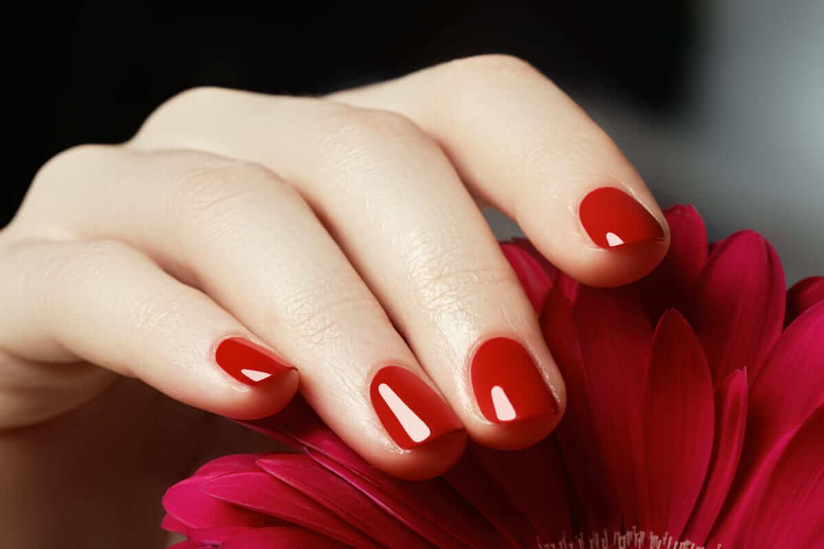 Mẫu nail đơn giản sử dụng màu đỏ chủ đạo Mẫu nail đơn giản sử dụng màu đỏ chủ đạo
