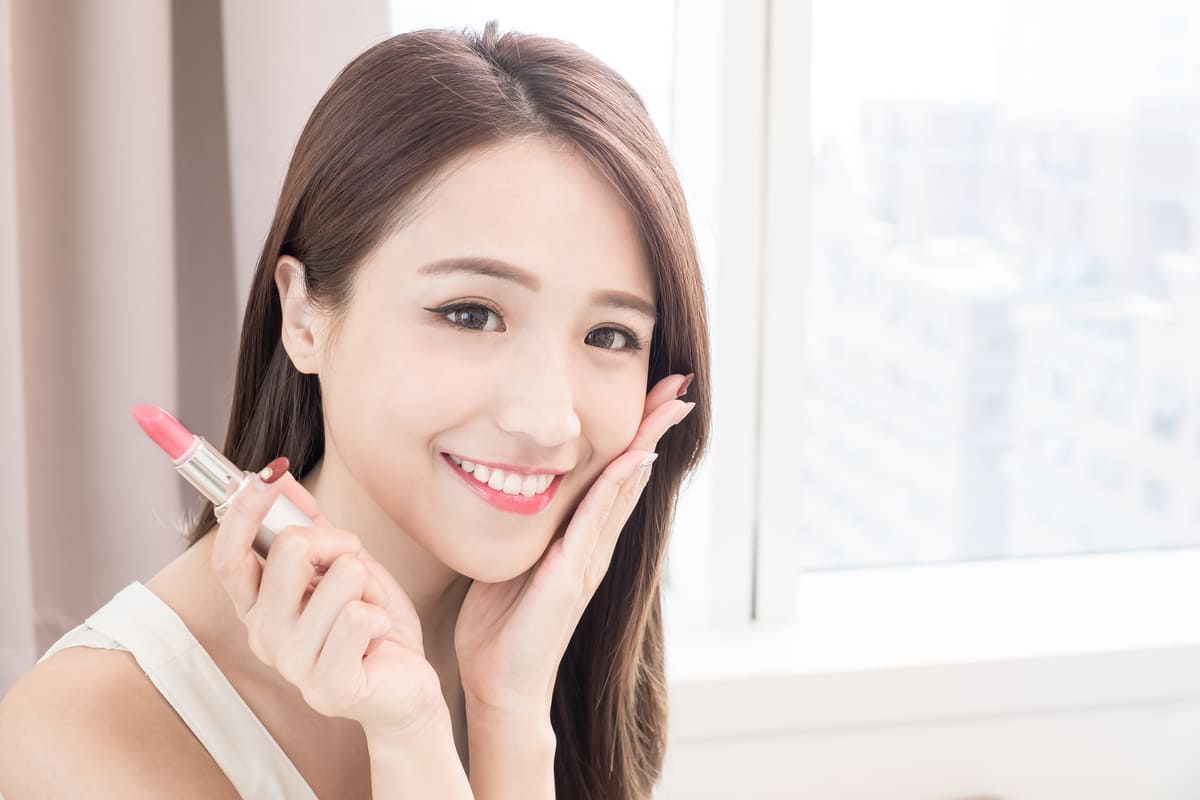 Cách chọn màu son cho đôi môi mỏng Cách chọn màu son cho đôi môi mỏng