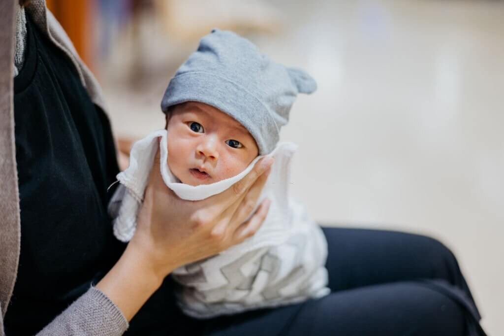 cách vỗ ợ hơi cho bé