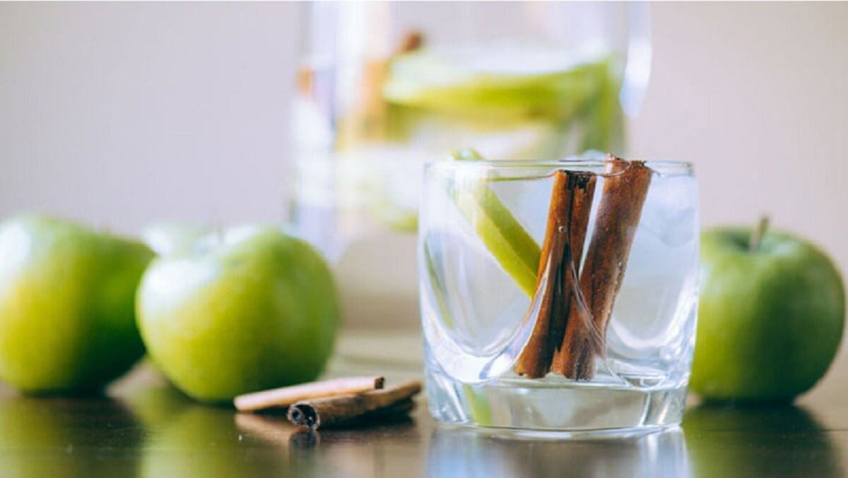 Công thức nước detox từ táo và quế Công thức nước detox từ táo và quế