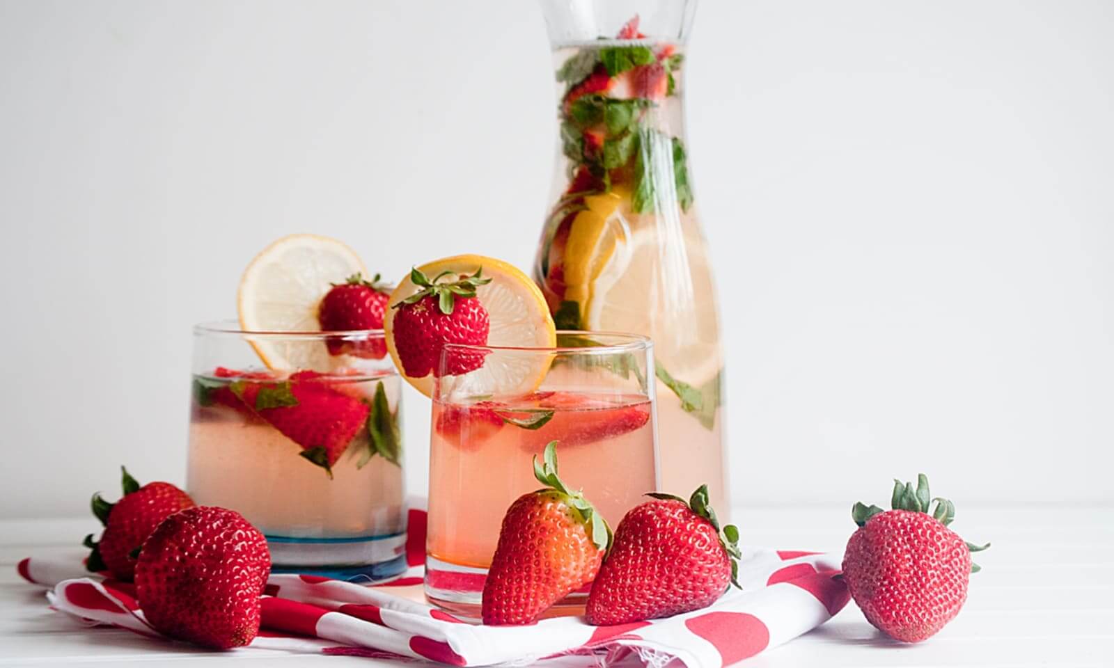 Công thức nước detox từ thơm và mía Công thức nước detox từ thơm và mía