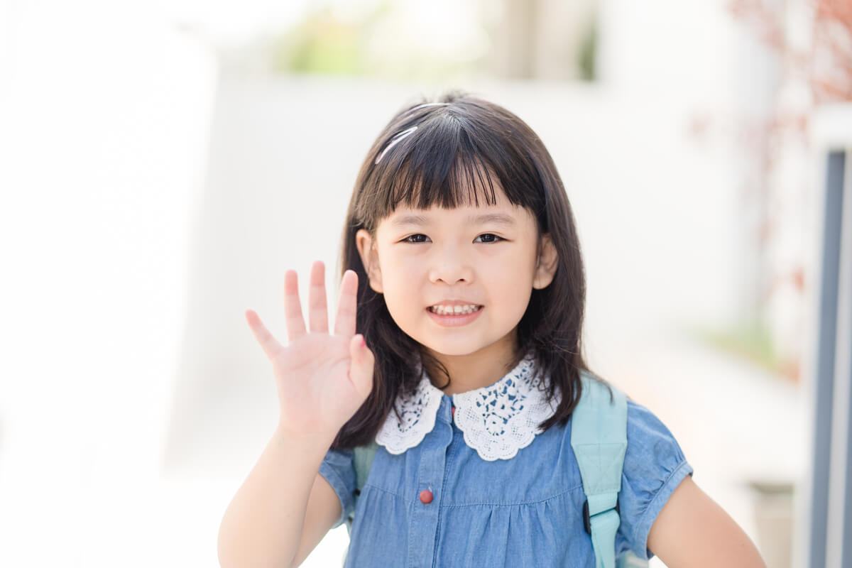Dạy con chào hỏi khi đến thăm nhà người khác
