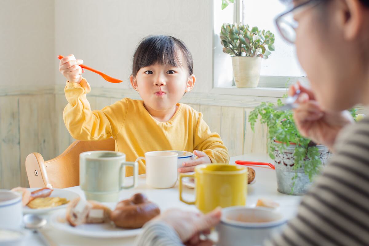 dạy trẻ quy tắc trên bàn ăn