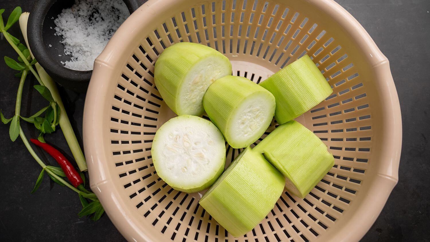 Quả bầu nguyên liệu làm hột vịt lộn um bầu