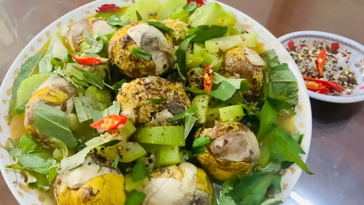 Hột vịt lộn um bầu rau răm Hột vịt lộn um bầu rau răm