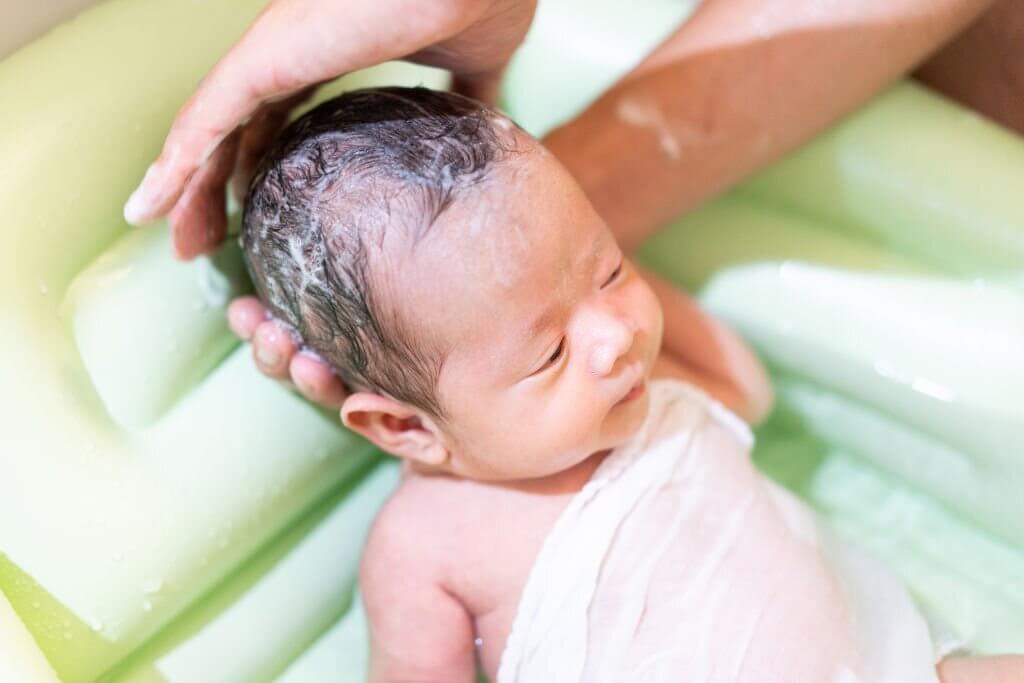 Cách xử lý nếu trẻ bị sưng mắt Cách xử lý nếu trẻ bị sưng mắt