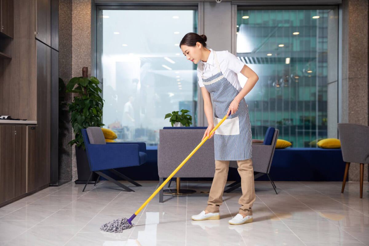 lau nhà thường xuyên để làm mát phòng
