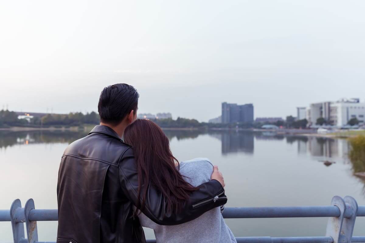 chồng ngoại tình với người yêu cũ