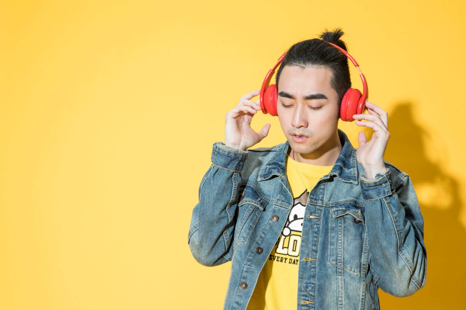 Đeo tai nghe quá lâu gây hại cho não Đeo tai nghe quá lâu gây hại cho não